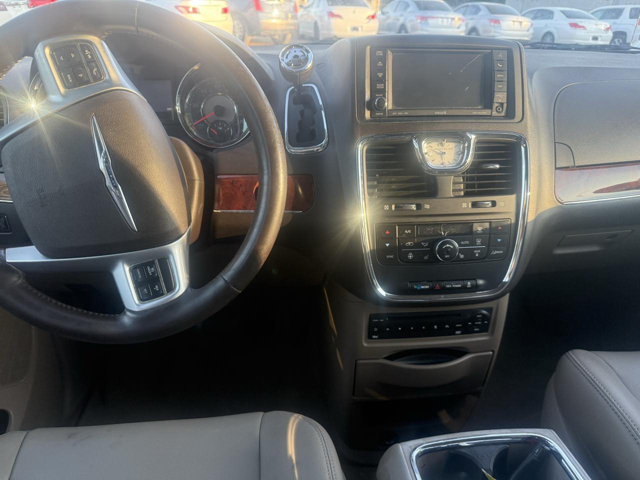 Chrysler Town & Country Touring-L 2012