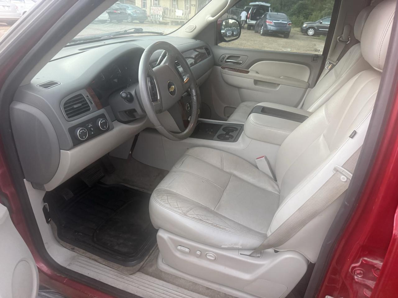 Chevrolet Suburban LT 1500 4WD 2012