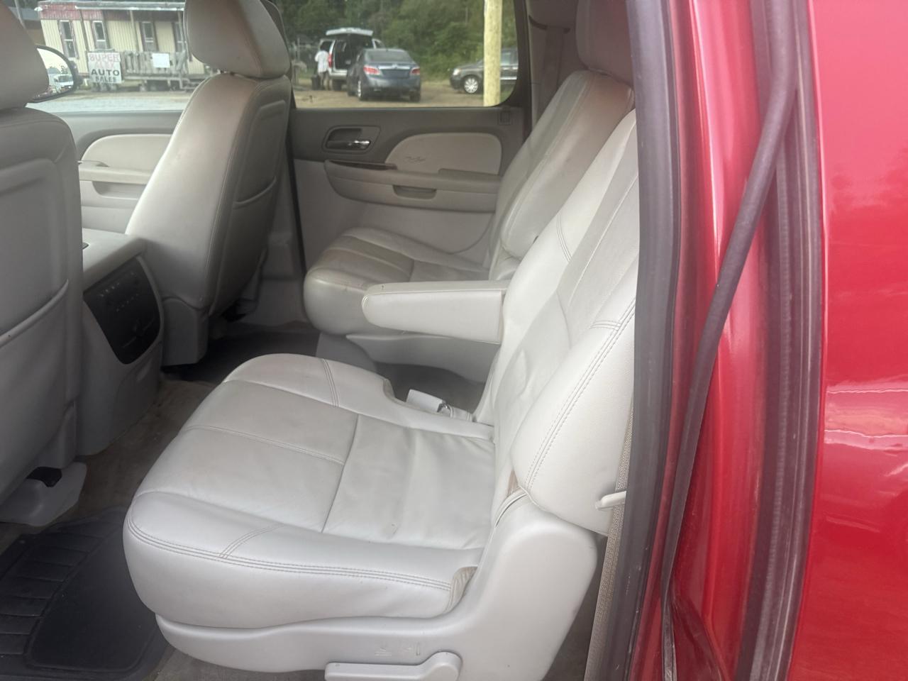 Chevrolet Suburban LT 1500 4WD 2012