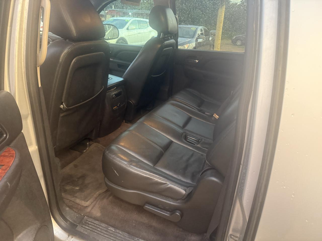 Chevrolet Suburban LT 1500 2WD 2012