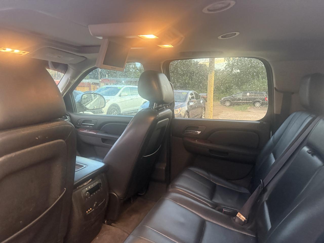 Chevrolet Suburban LT 1500 2WD 2012