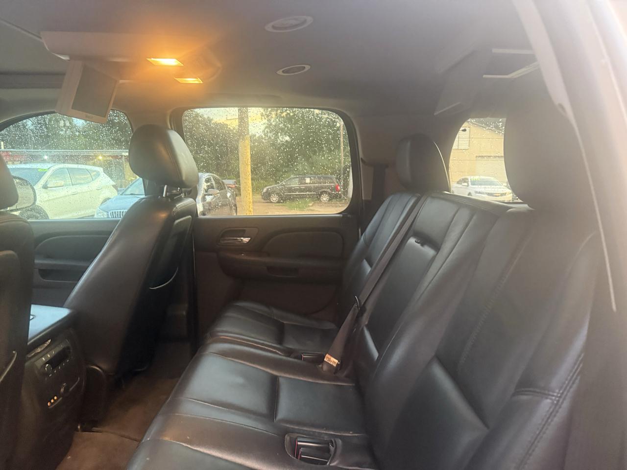 Chevrolet Suburban LT 1500 2WD 2012