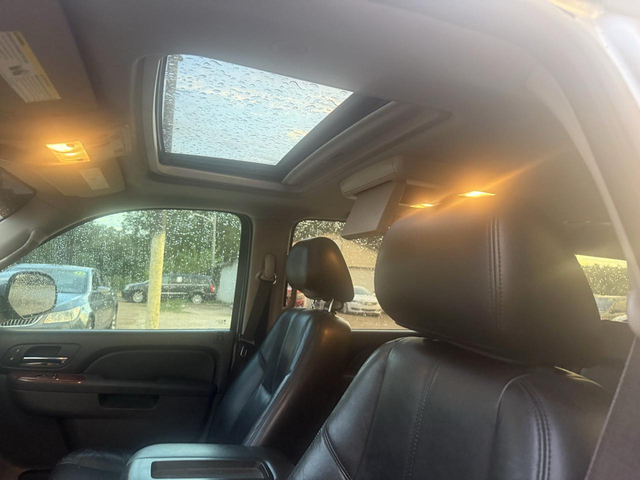 Chevrolet Suburban LT 1500 2WD 2012