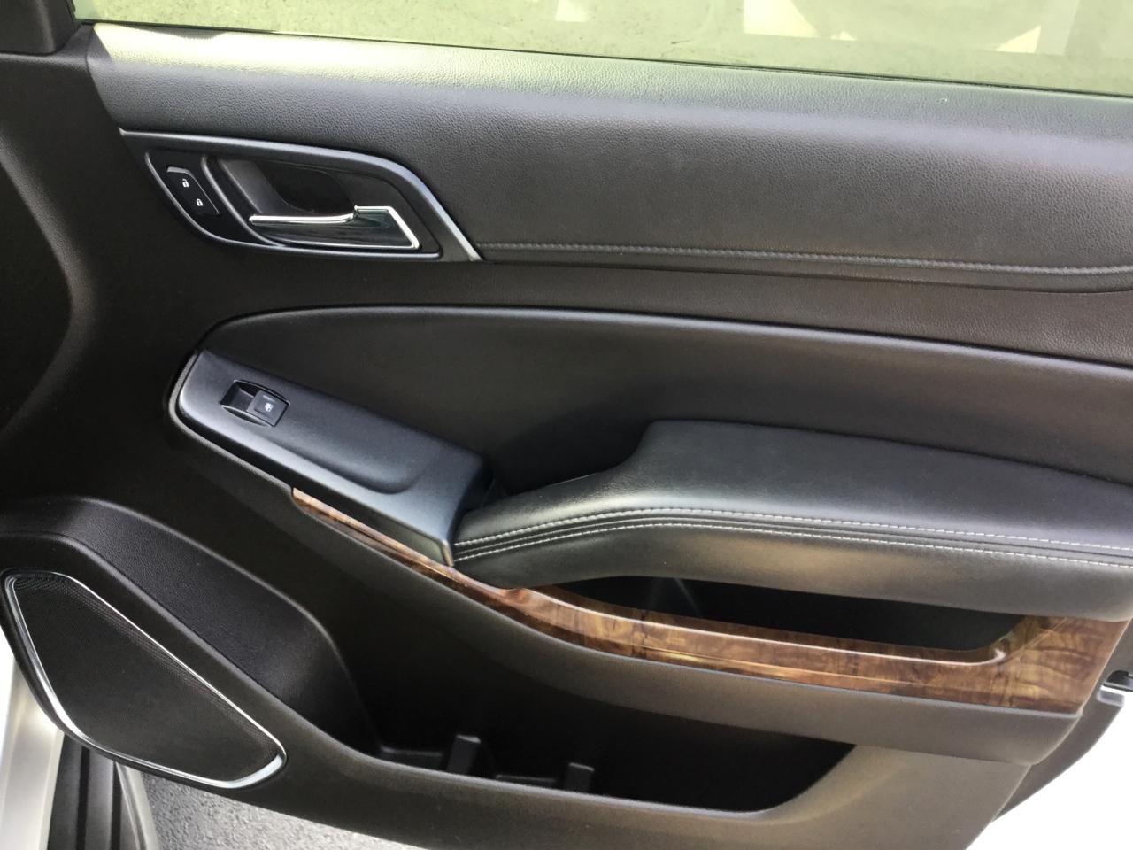 Chevrolet Suburban 4WD 4dr 1500 LT 2017