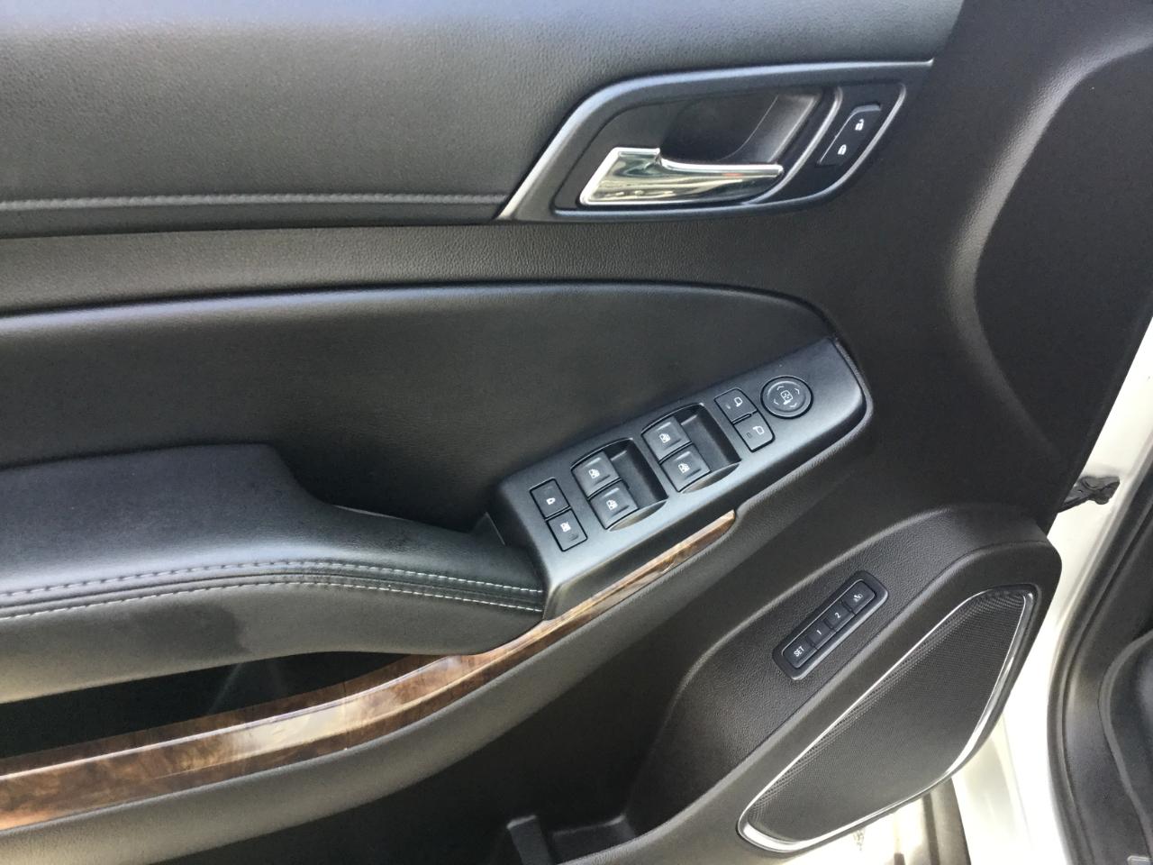 Chevrolet Suburban 4WD 4dr 1500 LT 2017