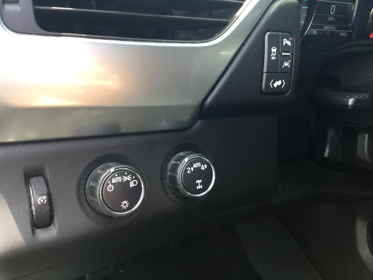 Chevrolet Suburban 4WD 4dr 1500 LT 2017