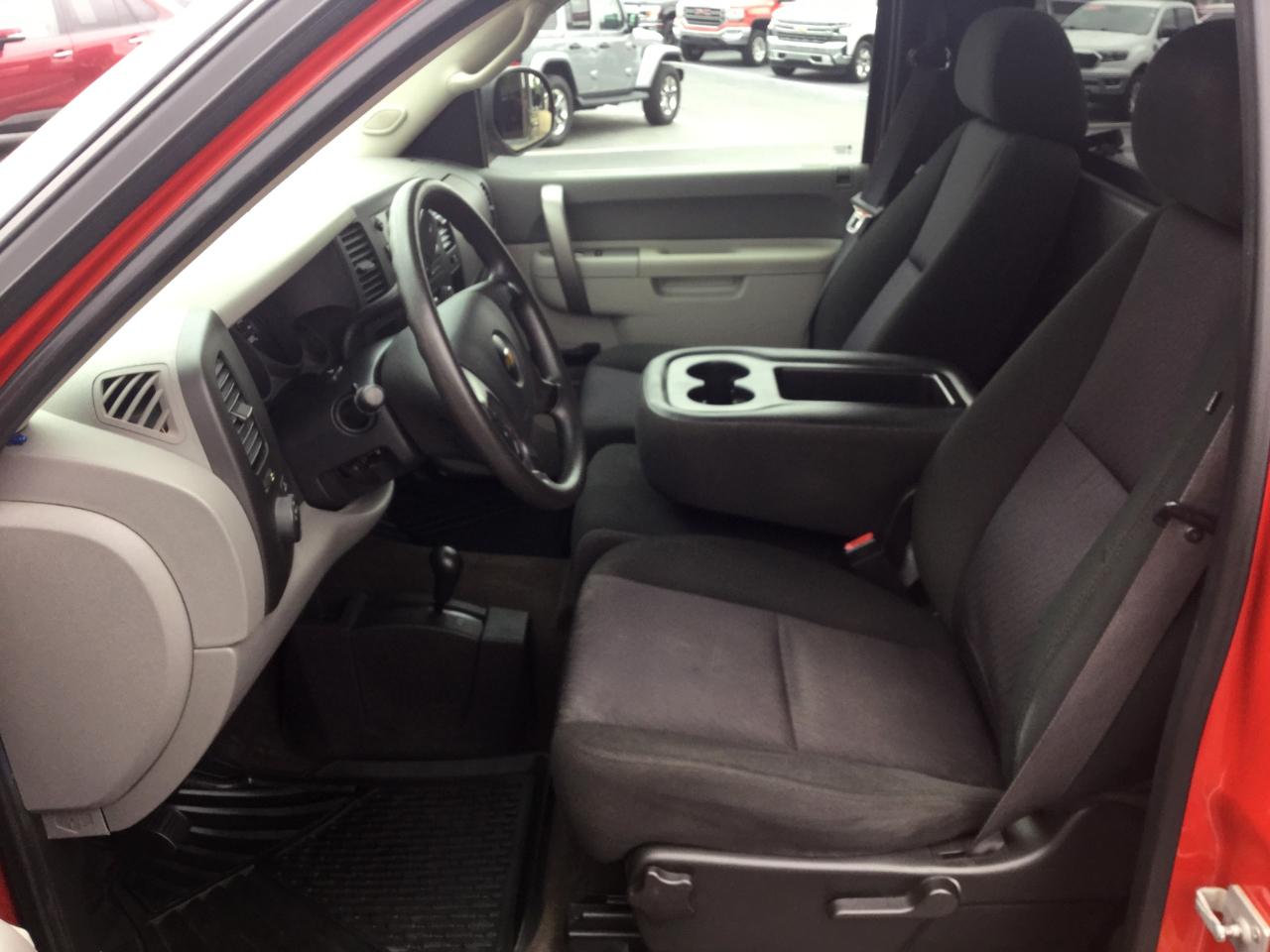 Chevrolet Silverado 1500 4WD Reg Cab 119.0" LS 2011