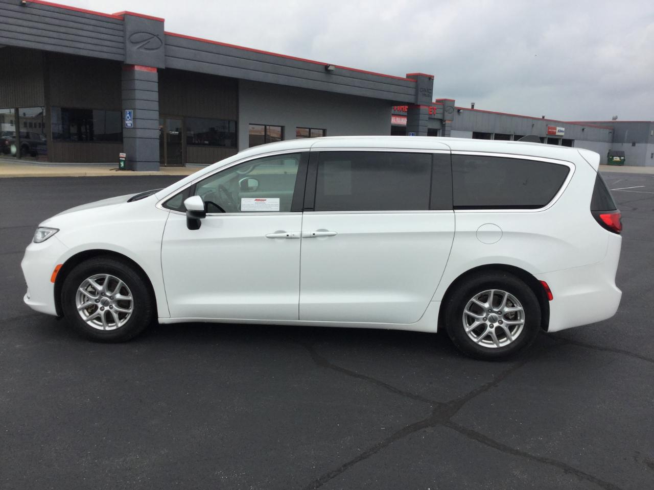 Chrysler Pacifica Touring L FWD 2023