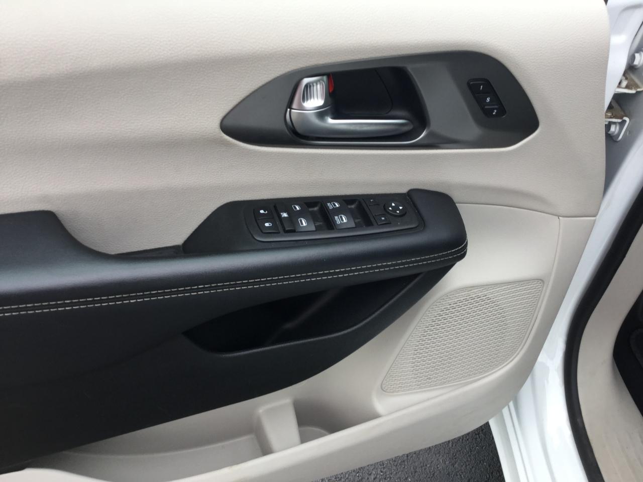 Chrysler Pacifica Touring L FWD 2023