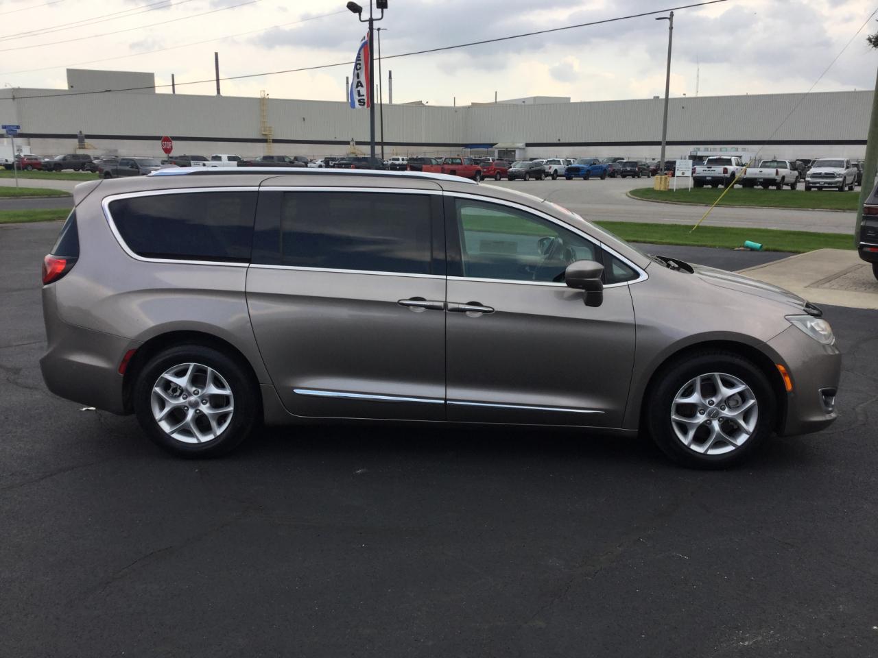 Chrysler Pacifica Touring L FWD 2018