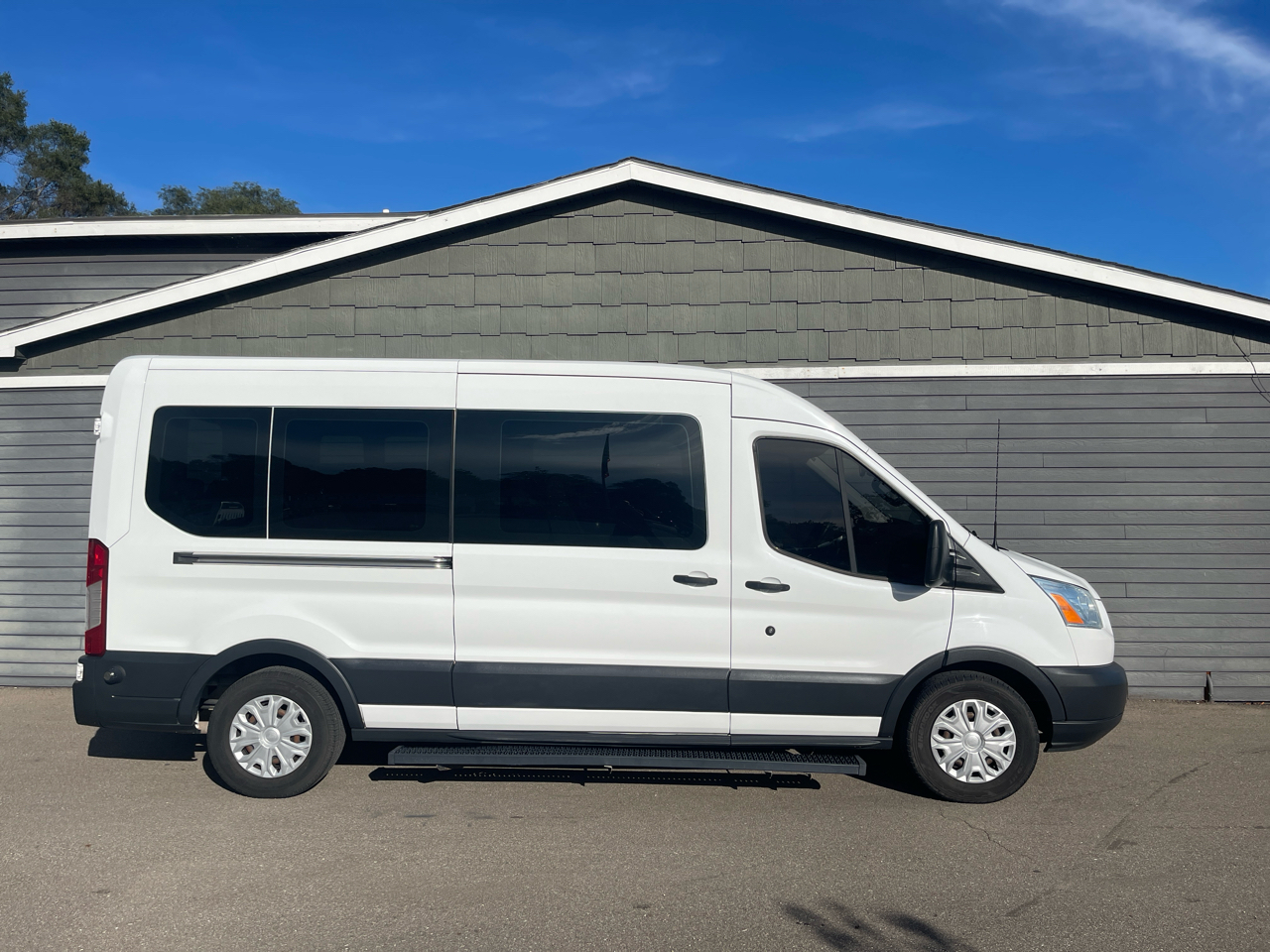 2016 Ford Transit Passenger XL photo 3