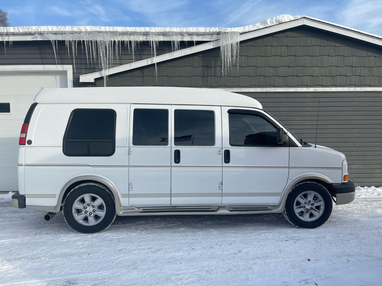 Chevrolet Express Passenger 1500 135" WB RWD 2011