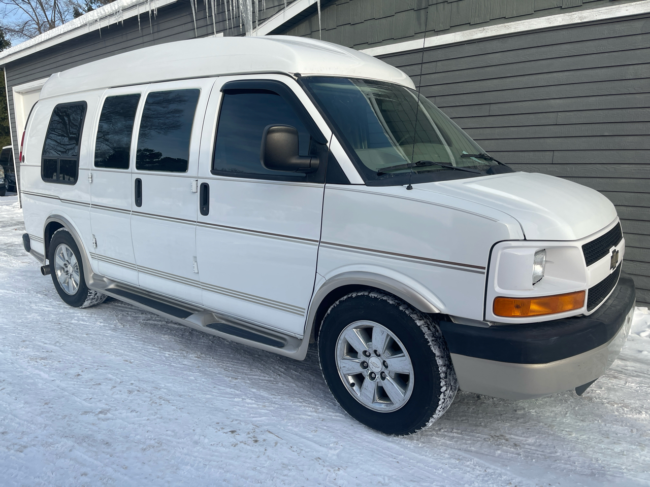 Chevrolet Express Passenger 1500 135" WB RWD 2011