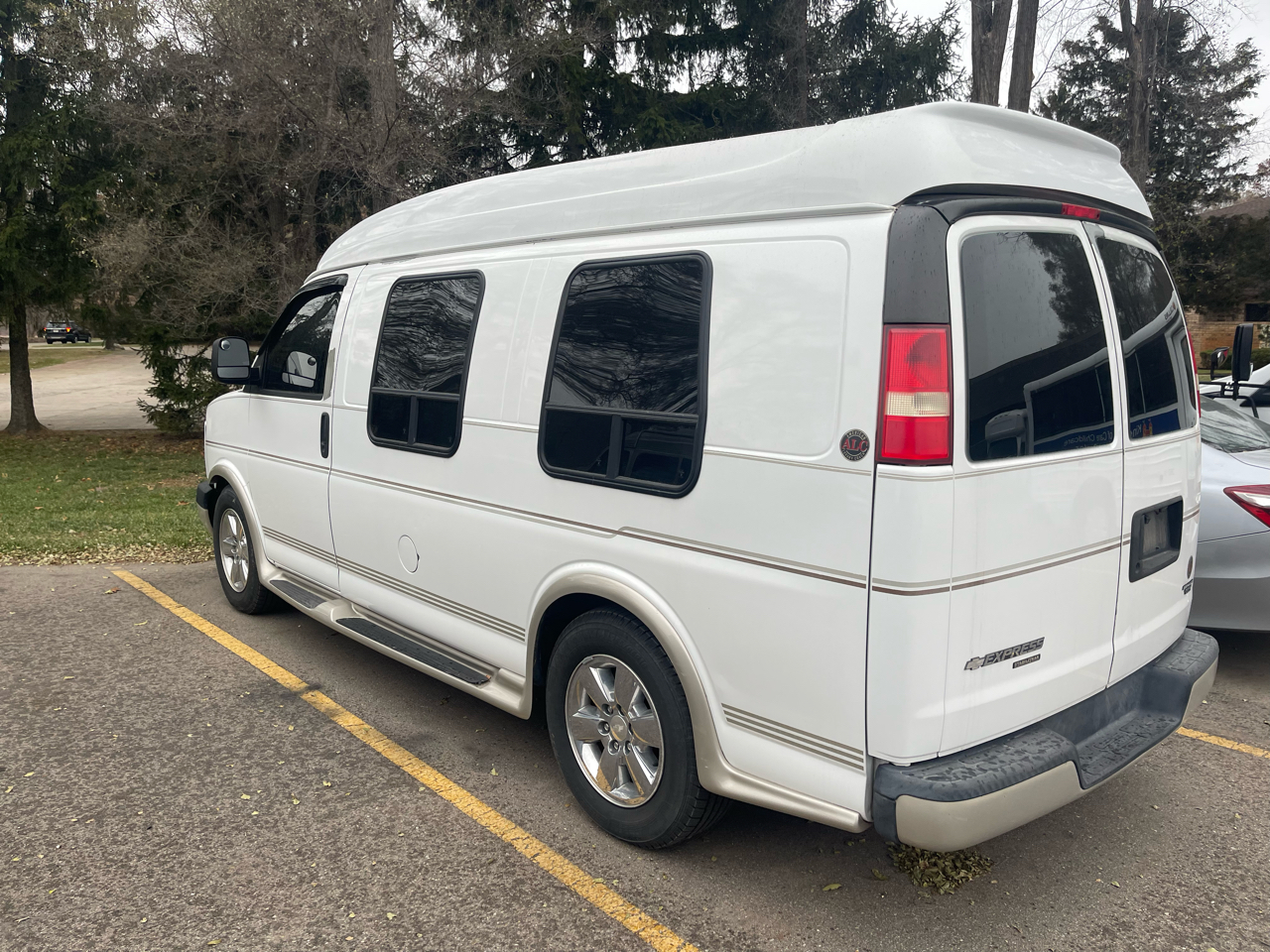 Chevrolet Express Passenger 1500 135" WB RWD 2011