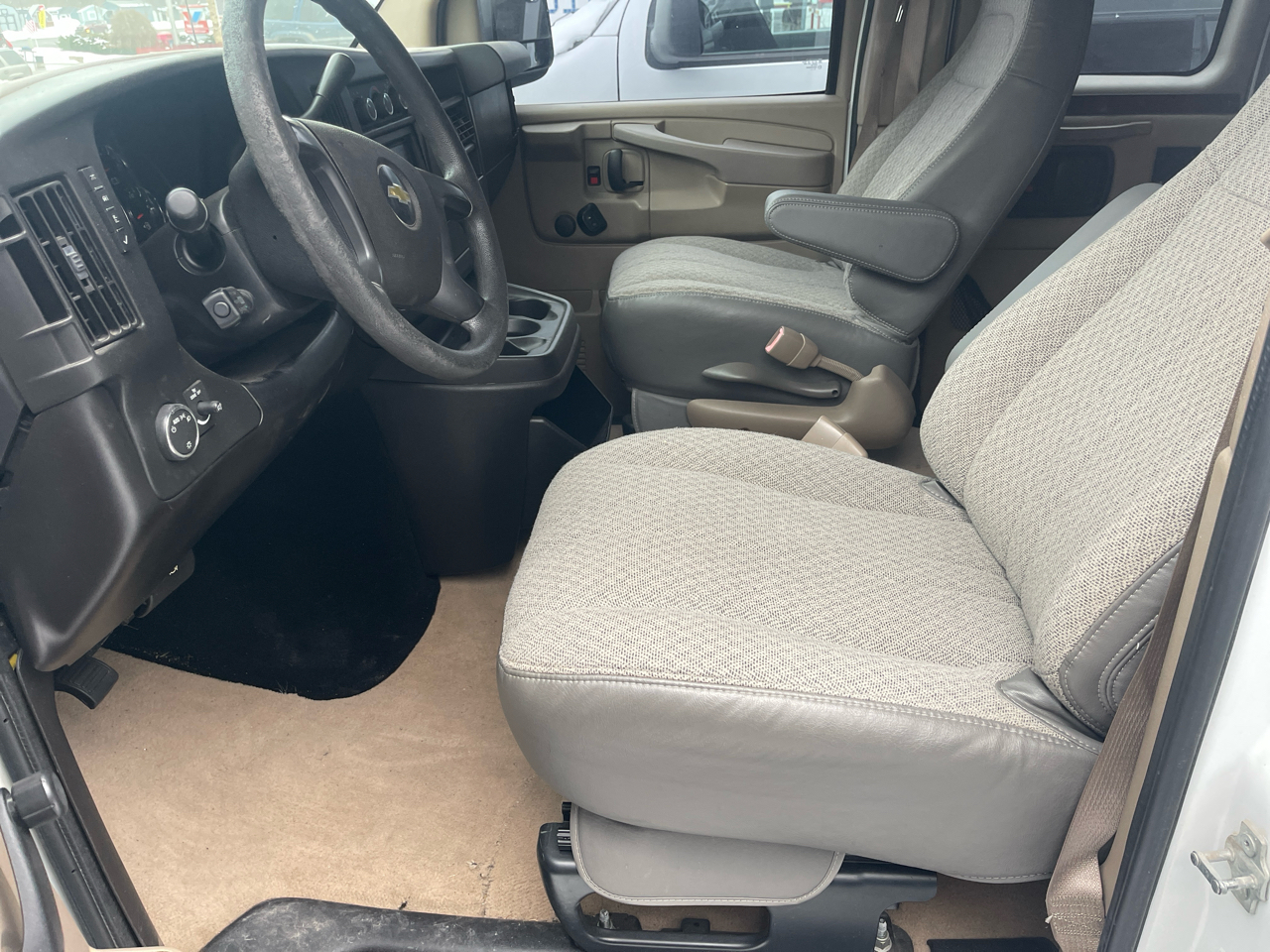 Chevrolet Express Passenger 1500 135" WB RWD 2011