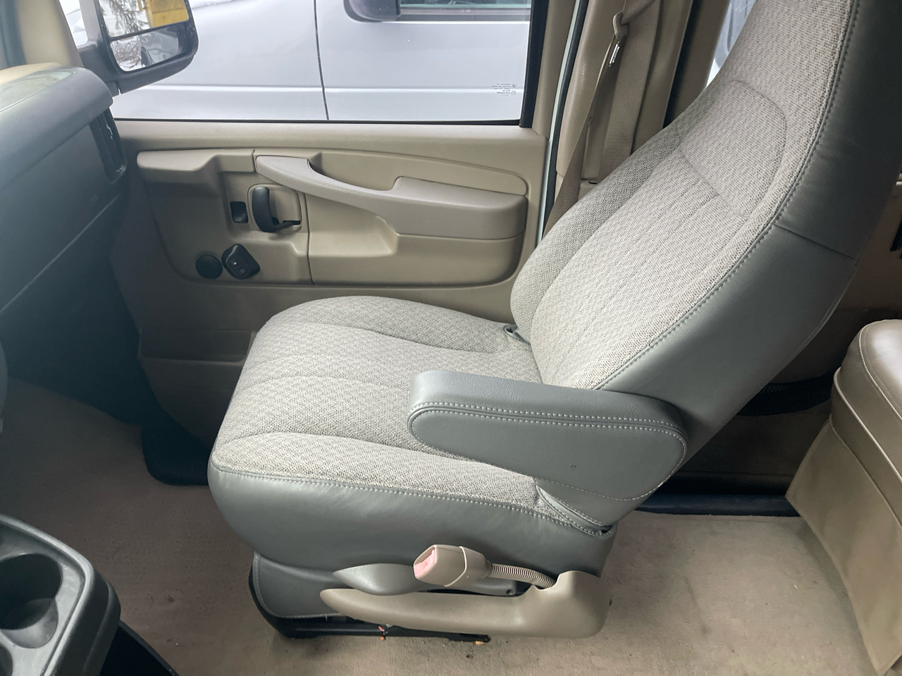 Chevrolet Express Passenger 1500 135" WB RWD 2011