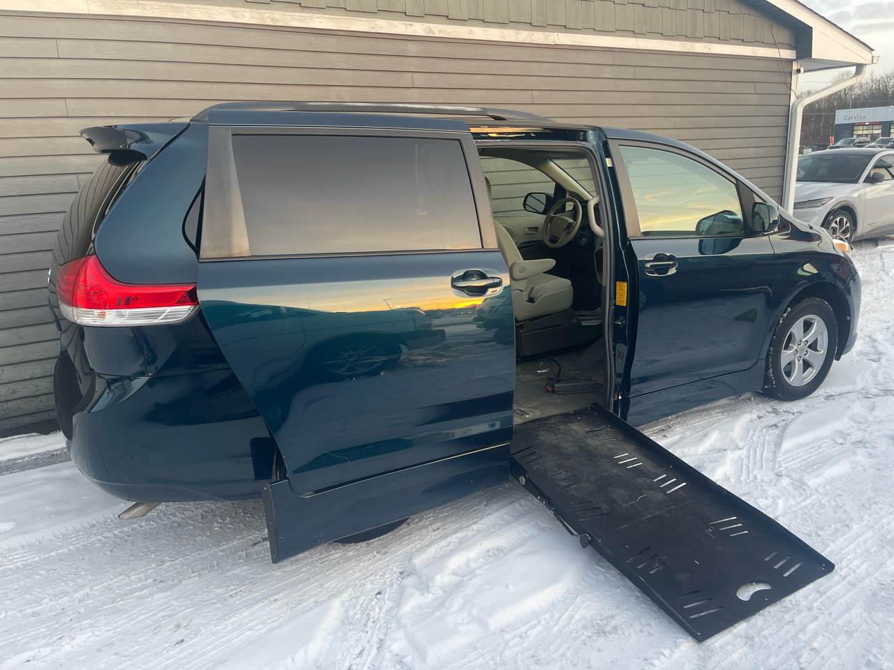 Toyota Sienna 5dr 7-Pass Van V6 LE AAS FWD (Natl) 2012