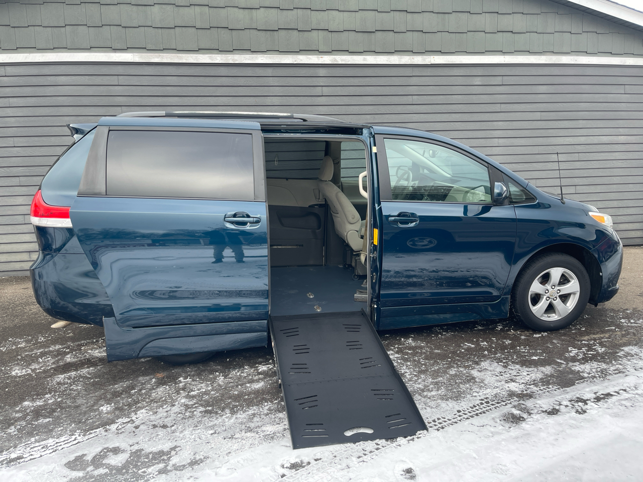 Toyota Sienna 5dr 7-Pass Van V6 LE AAS FWD (Natl) 2012