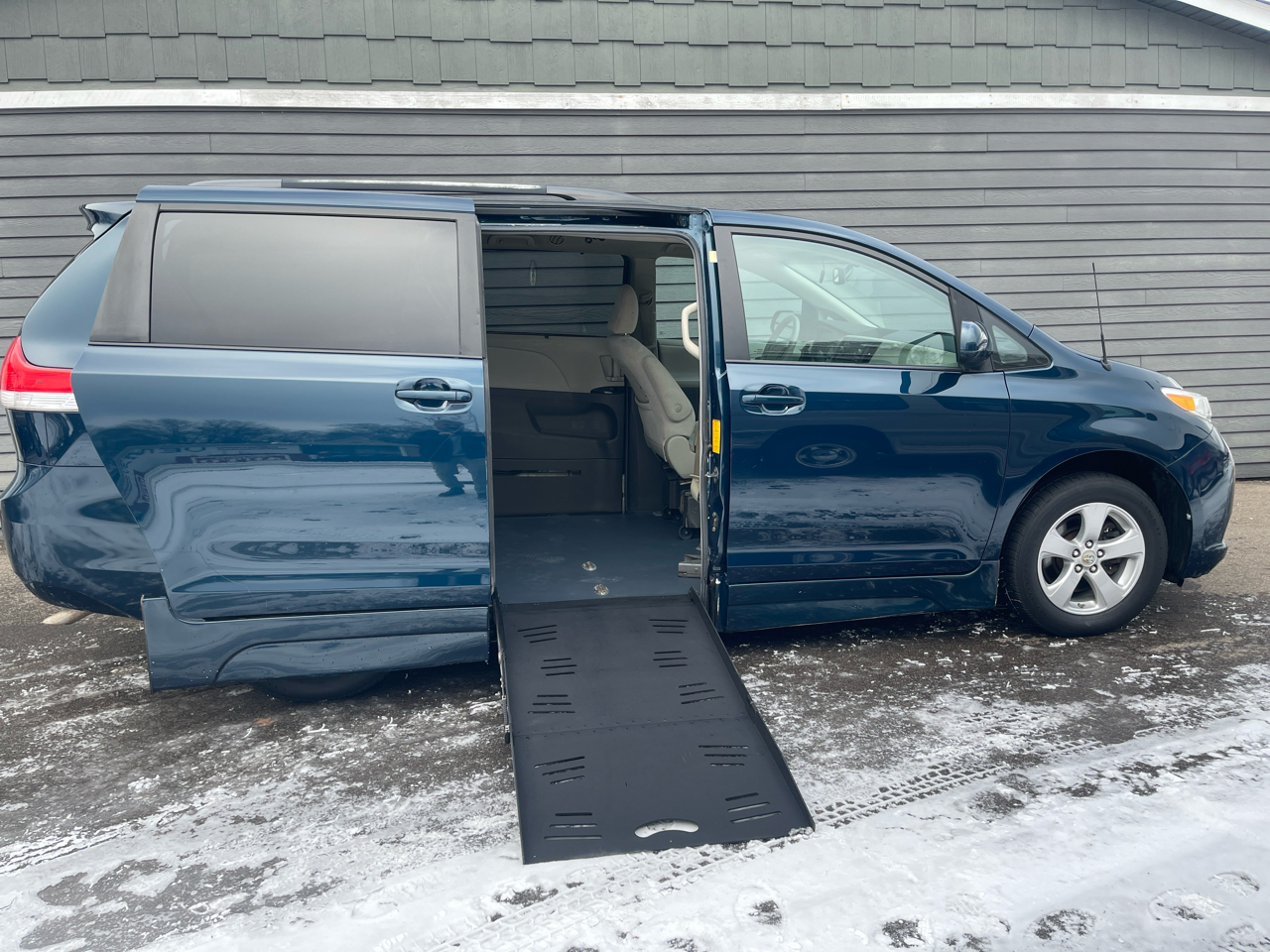 Toyota Sienna 5dr 7-Pass Van V6 LE AAS FWD (Natl) 2012