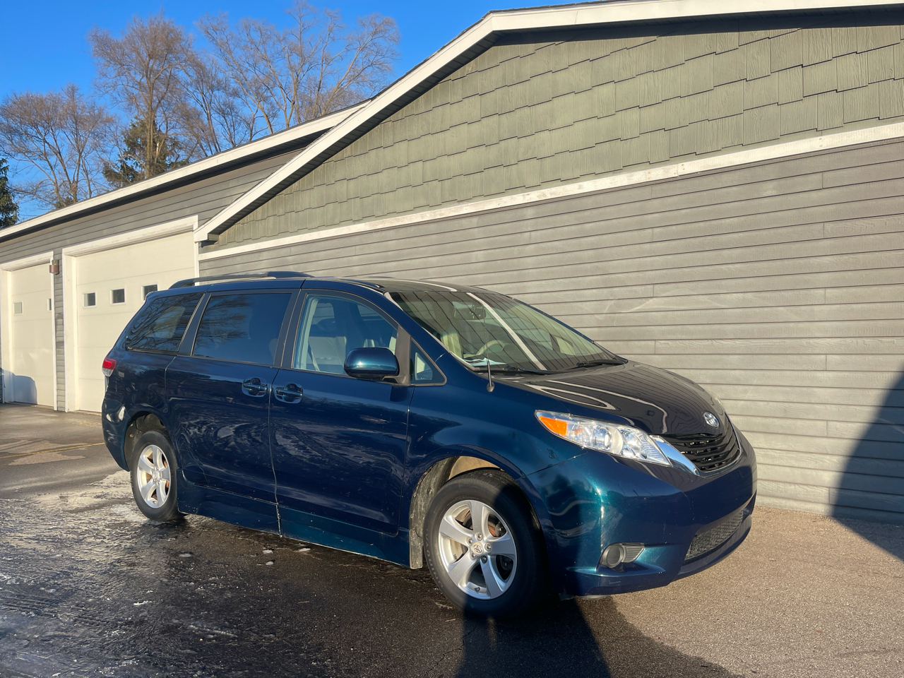 Toyota Sienna 5dr 7-Pass Van V6 LE AAS FWD (Natl) 2012