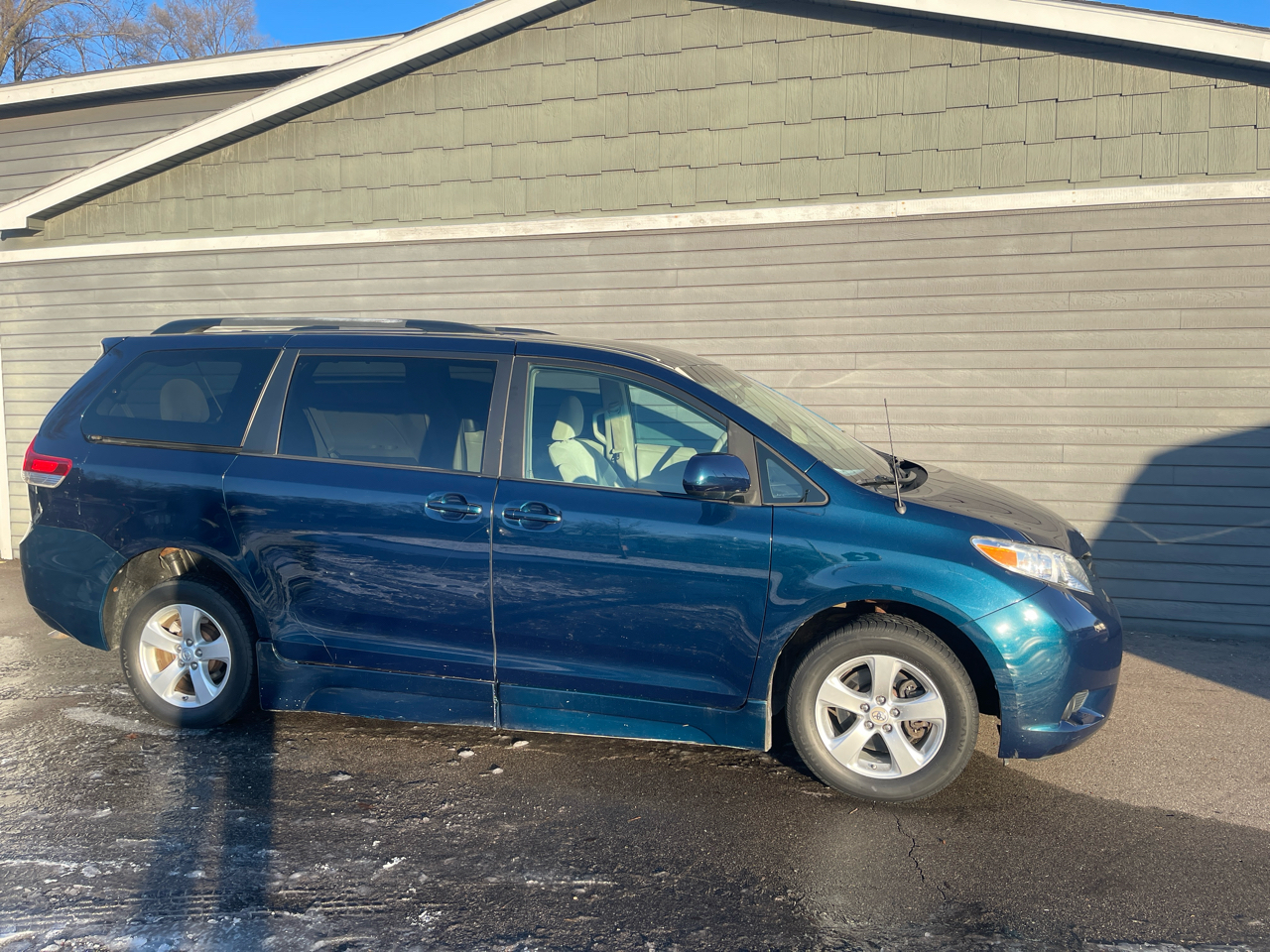 Toyota Sienna 5dr 7-Pass Van V6 LE AAS FWD (Natl) 2012