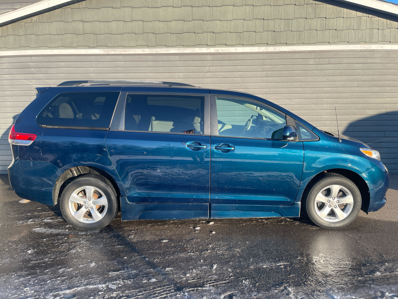 Toyota Sienna 5dr 7-Pass Van V6 LE AAS FWD (Natl) 2012