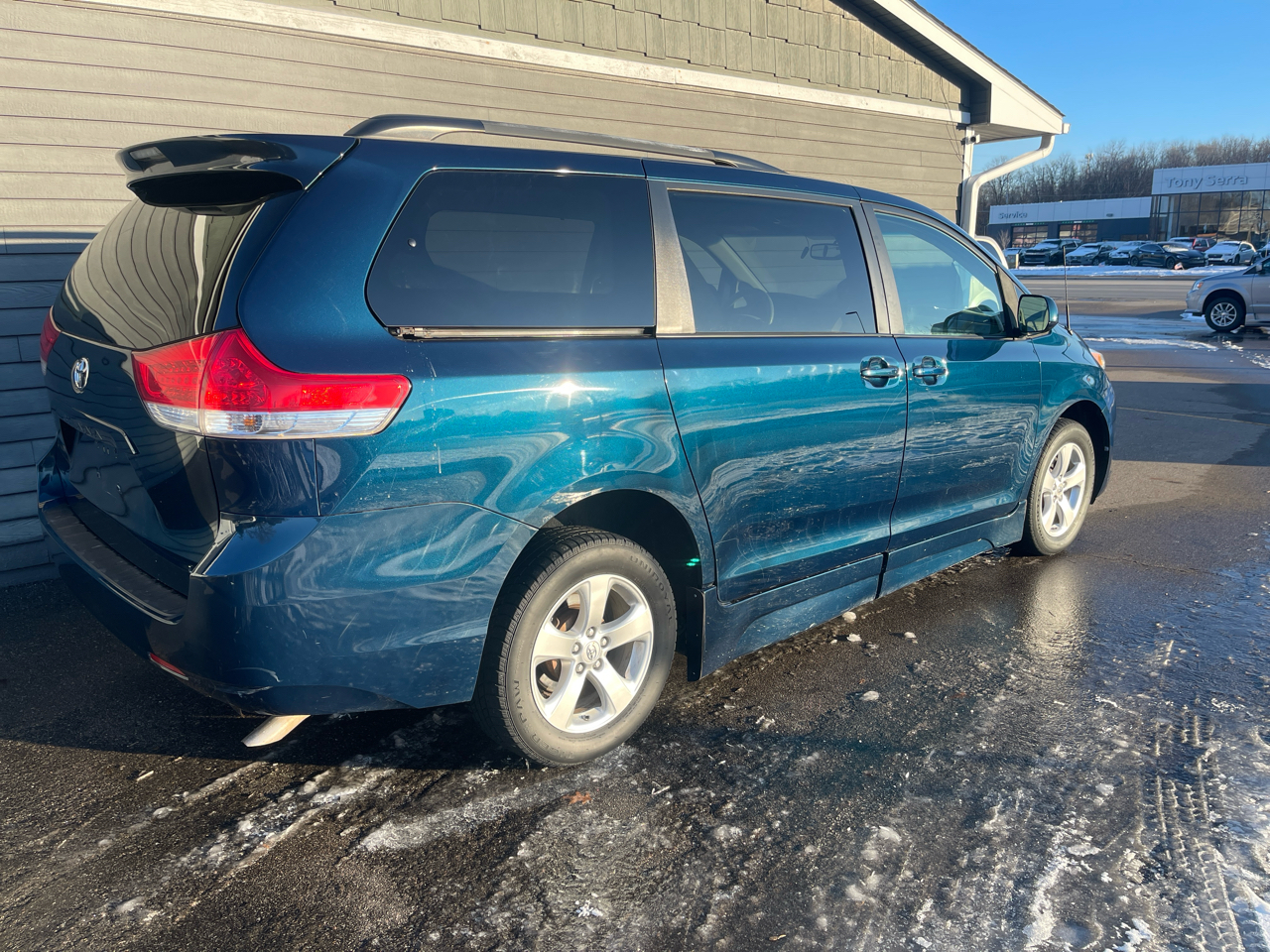 Toyota Sienna 5dr 7-Pass Van V6 LE AAS FWD (Natl) 2012