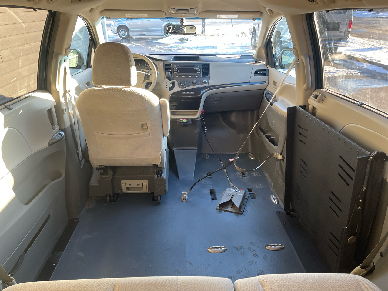 Toyota Sienna 5dr 7-Pass Van V6 LE AAS FWD (Natl) 2012