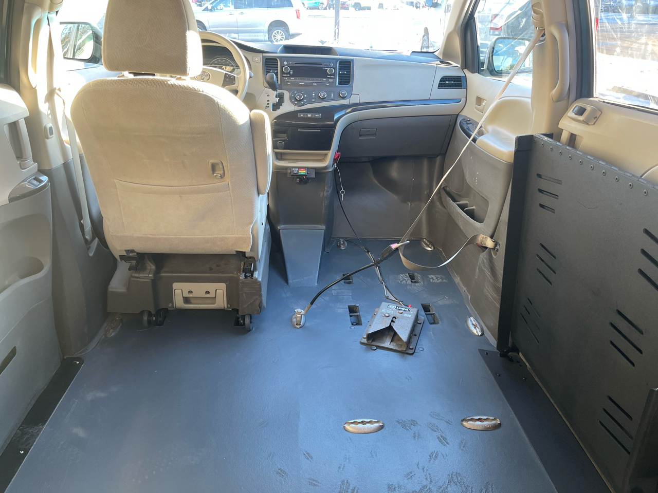 Toyota Sienna 5dr 7-Pass Van V6 LE AAS FWD (Natl) 2012