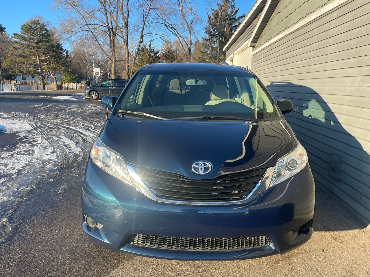 Toyota Sienna 5dr 7-Pass Van V6 LE AAS FWD (Natl) 2012