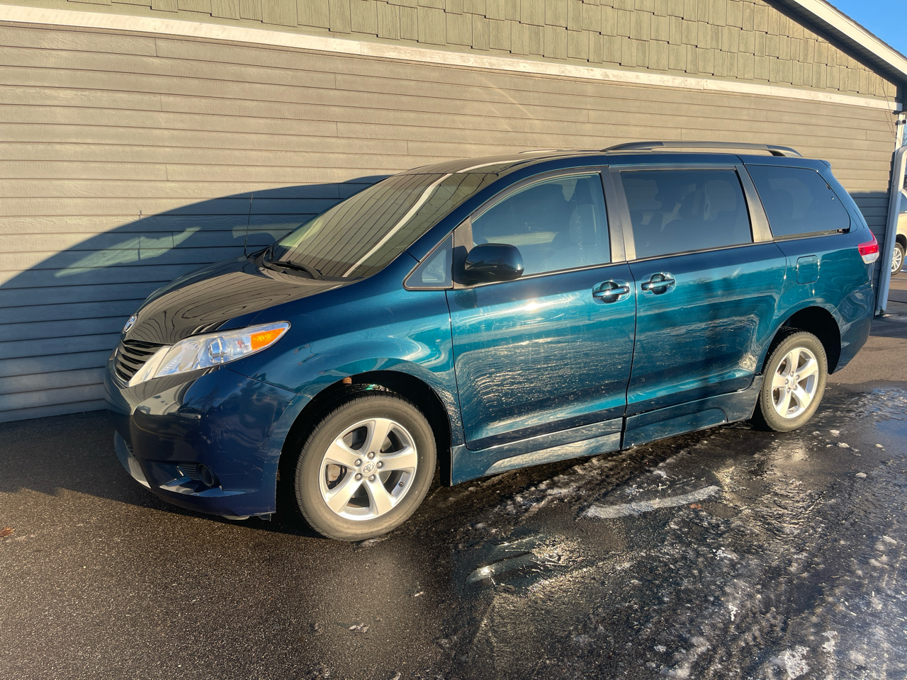 Toyota Sienna 5dr 7-Pass Van V6 LE AAS FWD (Natl) 2012