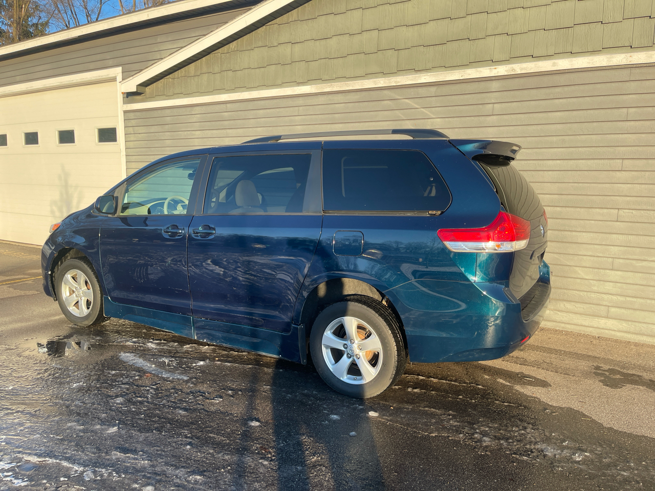 Toyota Sienna 5dr 7-Pass Van V6 LE AAS FWD (Natl) 2012