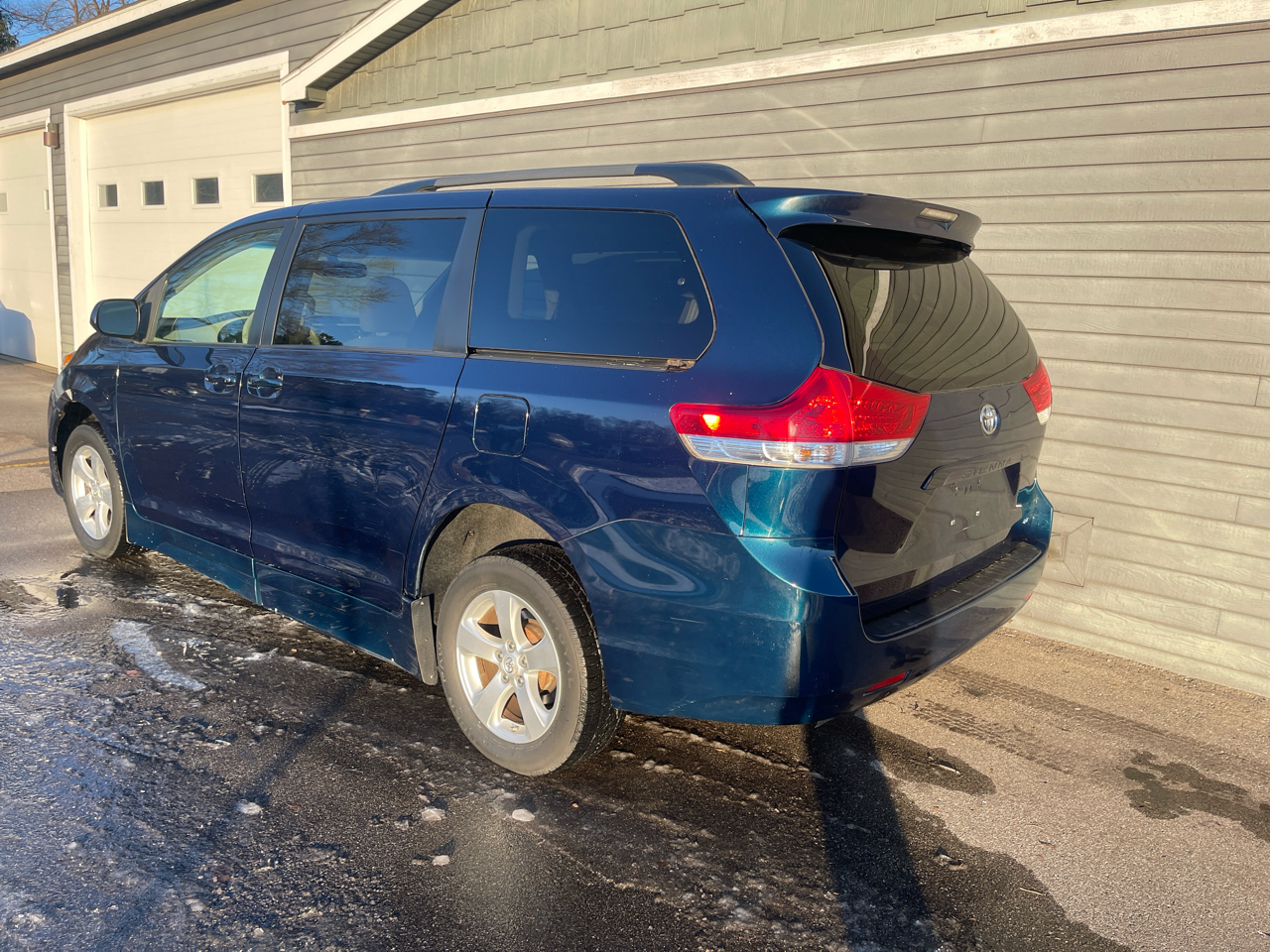 Toyota Sienna 5dr 7-Pass Van V6 LE AAS FWD (Natl) 2012