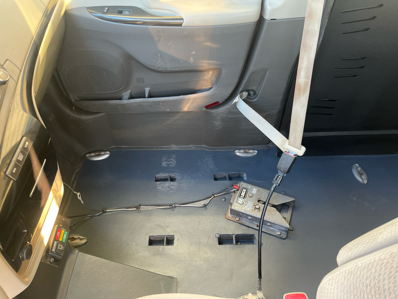 Toyota Sienna 5dr 7-Pass Van V6 LE AAS FWD (Natl) 2012