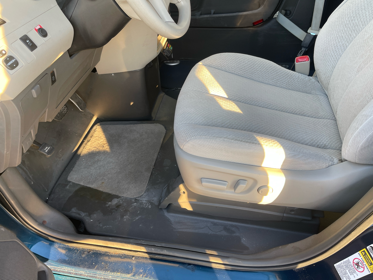 Toyota Sienna 5dr 7-Pass Van V6 LE AAS FWD (Natl) 2012