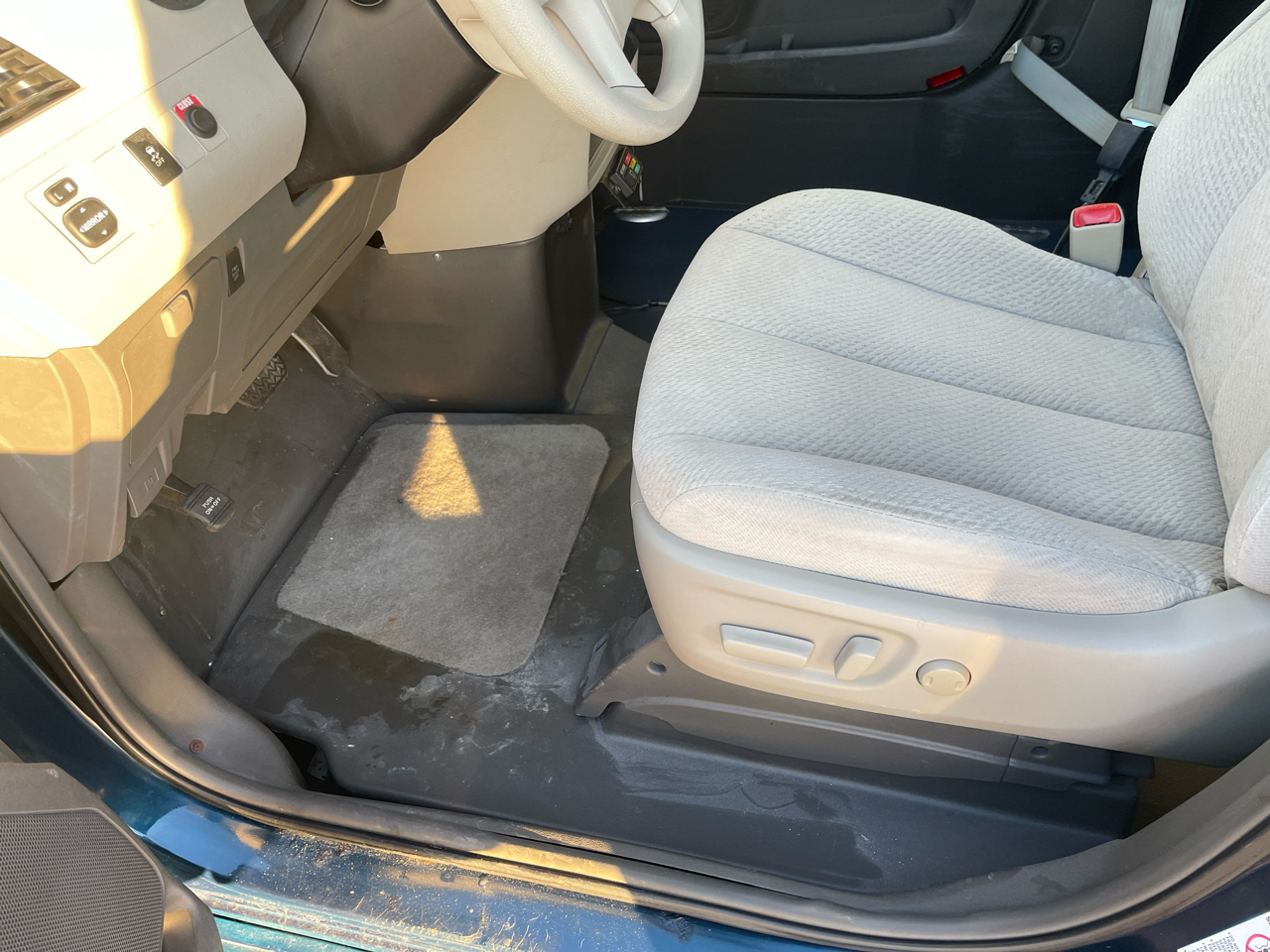 Toyota Sienna 5dr 7-Pass Van V6 LE AAS FWD (Natl) 2012