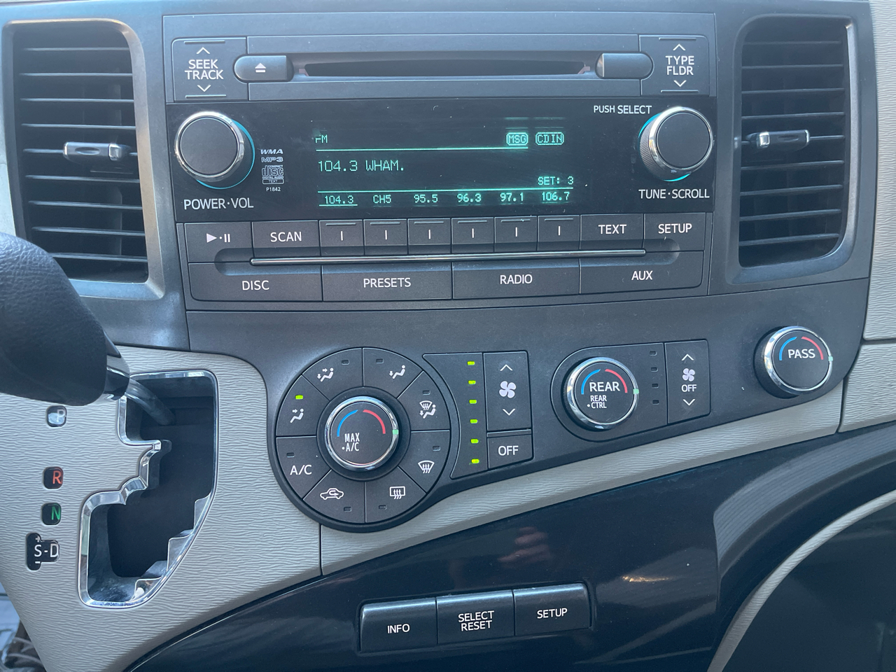 Toyota Sienna 5dr 7-Pass Van V6 LE AAS FWD (Natl) 2012