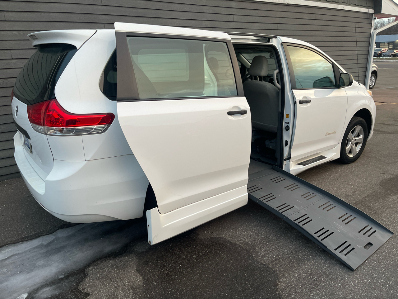 Toyota Sienna 5dr 7-Pass Van V6 FWD (Natl) 2012