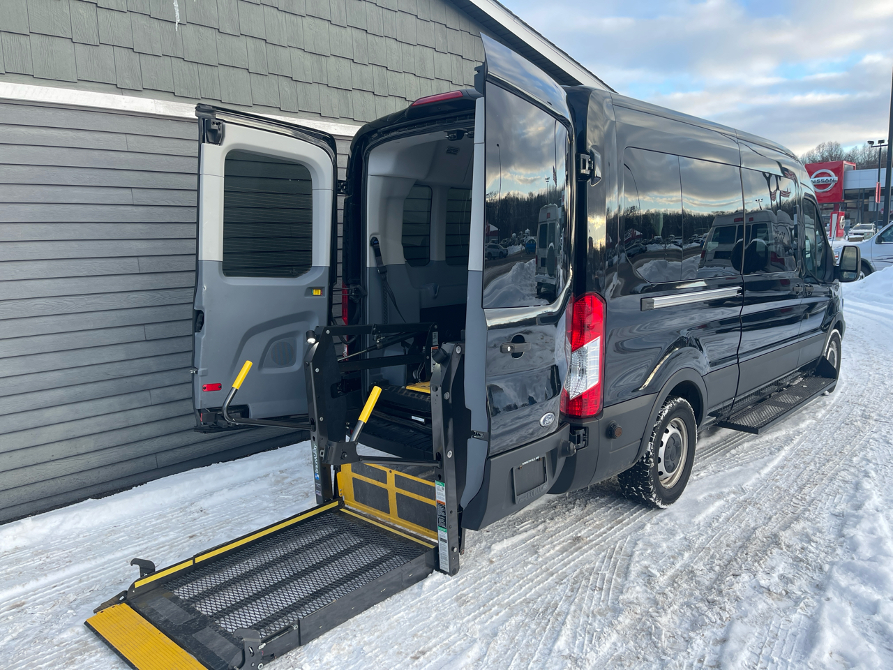 Ford Transit Passenger Wagon T-350 148" Med Roof XL Sliding RH Dr 2019