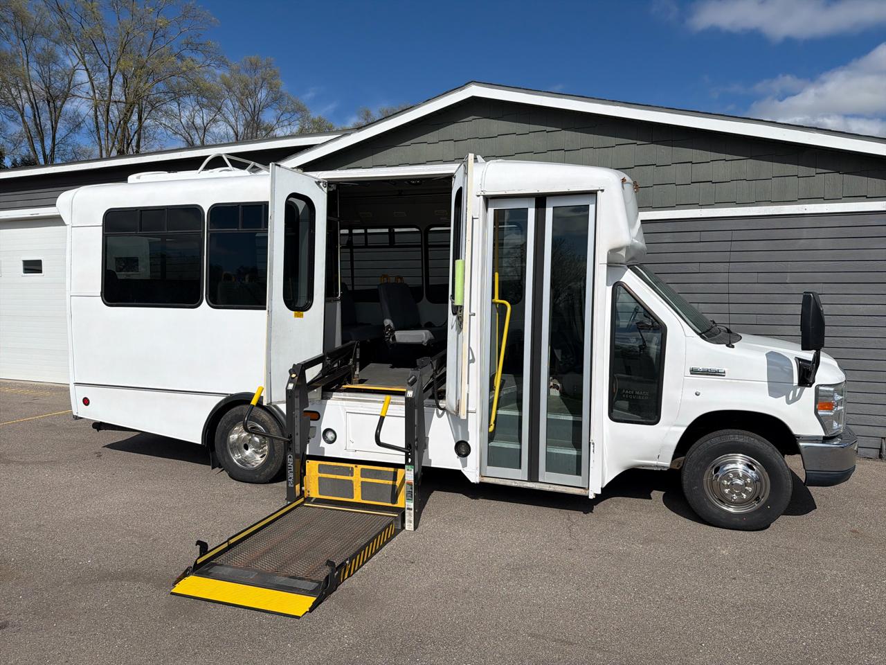 Ford Econoline Commercial Cutaway E-450 Super Duty 158" DRW 2012