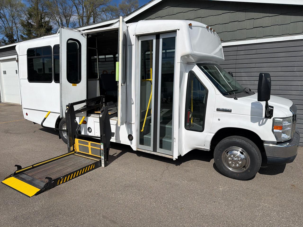 Ford Econoline Commercial Cutaway E-450 Super Duty 158" DRW 2012