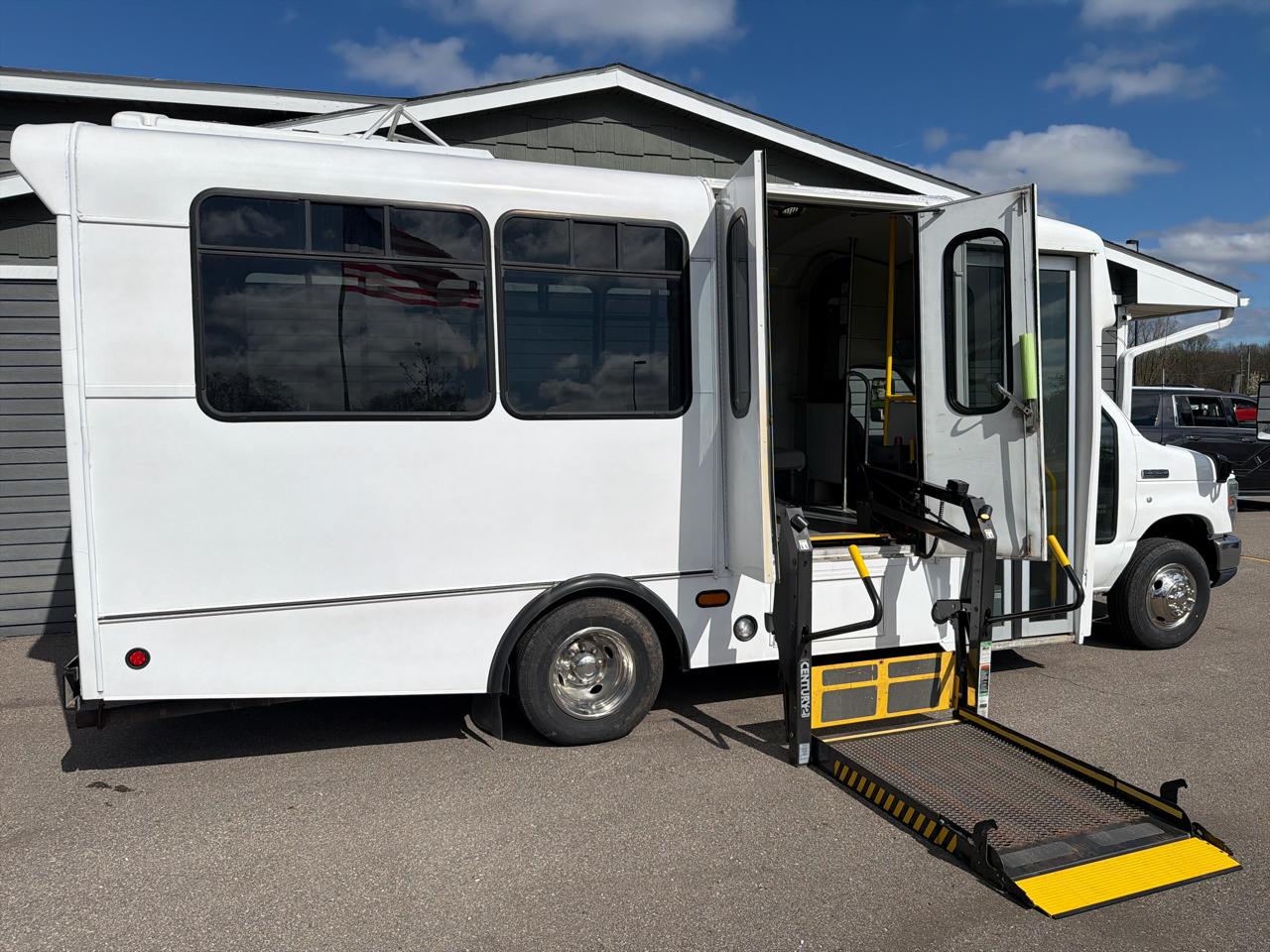 Ford Econoline Commercial Cutaway E-450 Super Duty 158" DRW 2012