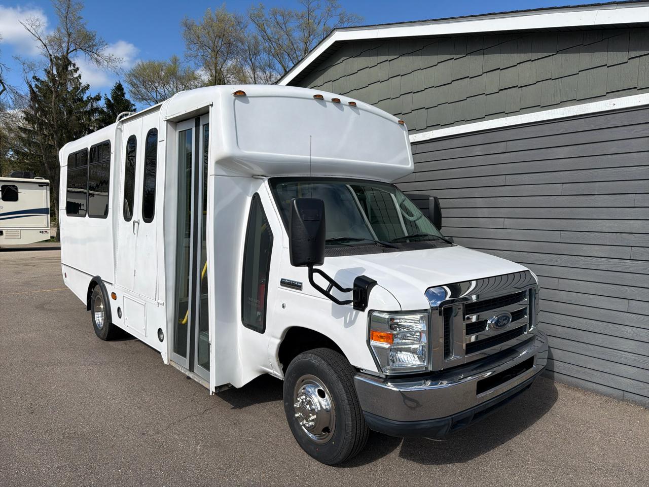 Ford Econoline Commercial Cutaway E-450 Super Duty 158" DRW 2012