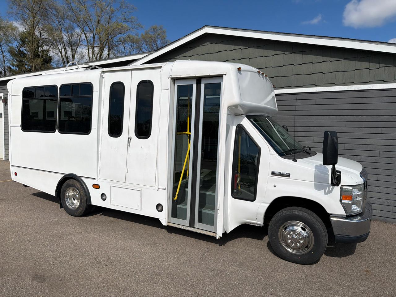 Ford Econoline Commercial Cutaway E-450 Super Duty 158" DRW 2012