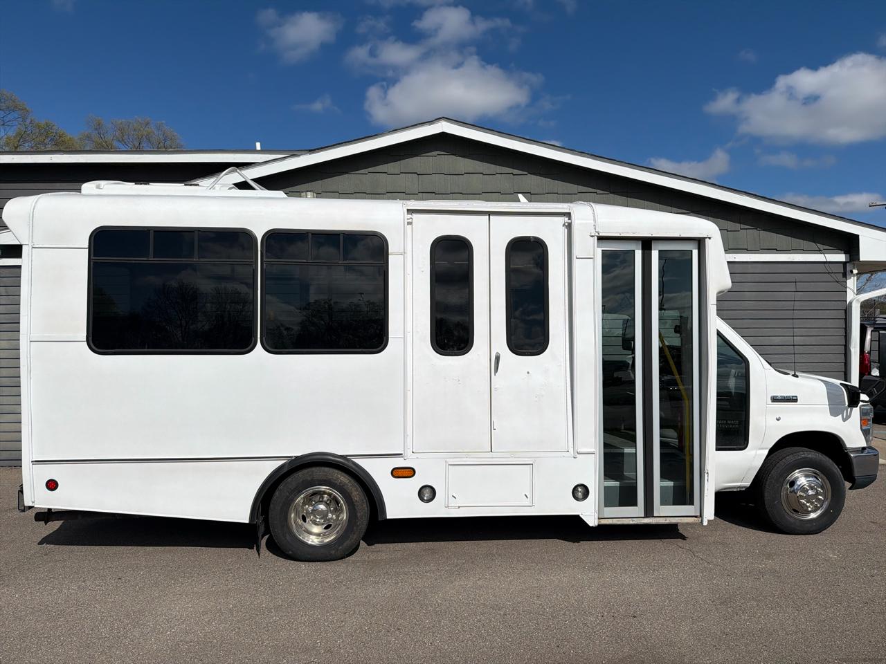 Ford Econoline Commercial Cutaway E-450 Super Duty 158" DRW 2012