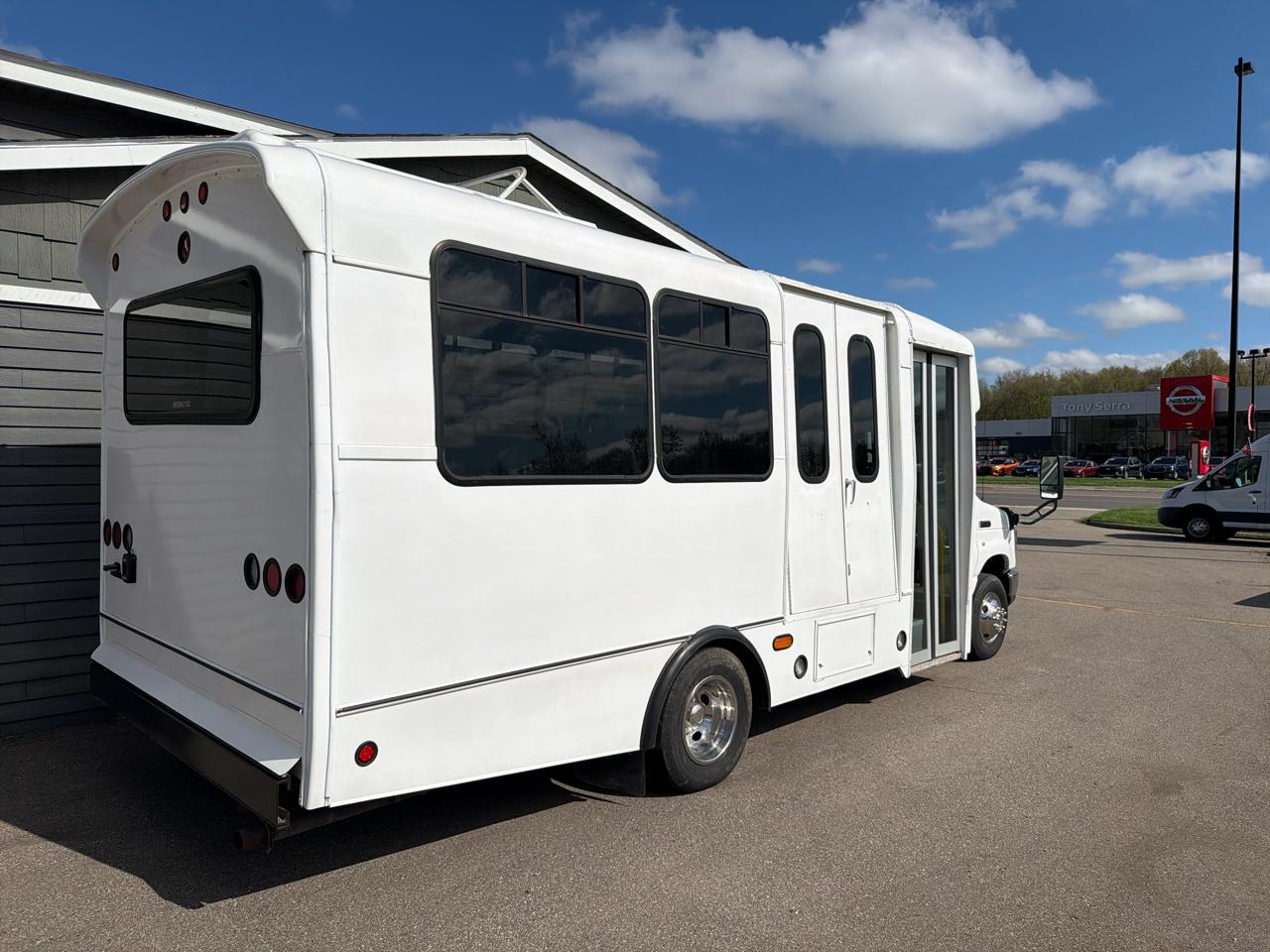 Ford Econoline Commercial Cutaway E-450 Super Duty 158" DRW 2012