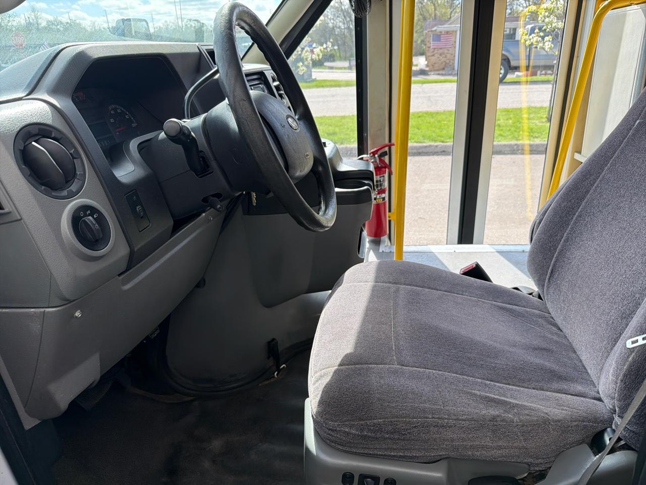 Ford Econoline Commercial Cutaway E-450 Super Duty 158" DRW 2012