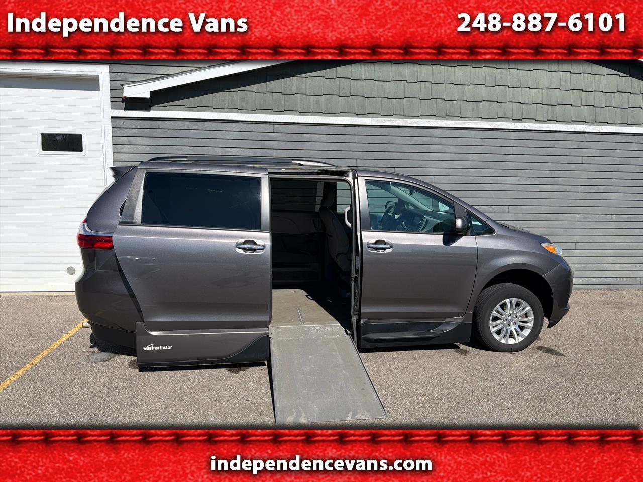 2017 Toyota Sienna XLE Auto Access Seat FWD 7-Passenger (Natl)