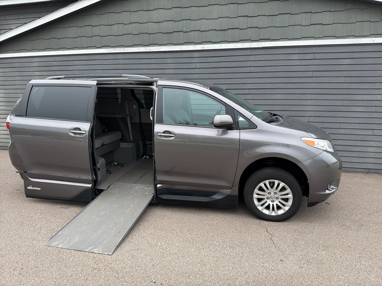 Toyota Sienna XLE Auto Access Seat FWD 7-Passenger (Natl) 2017