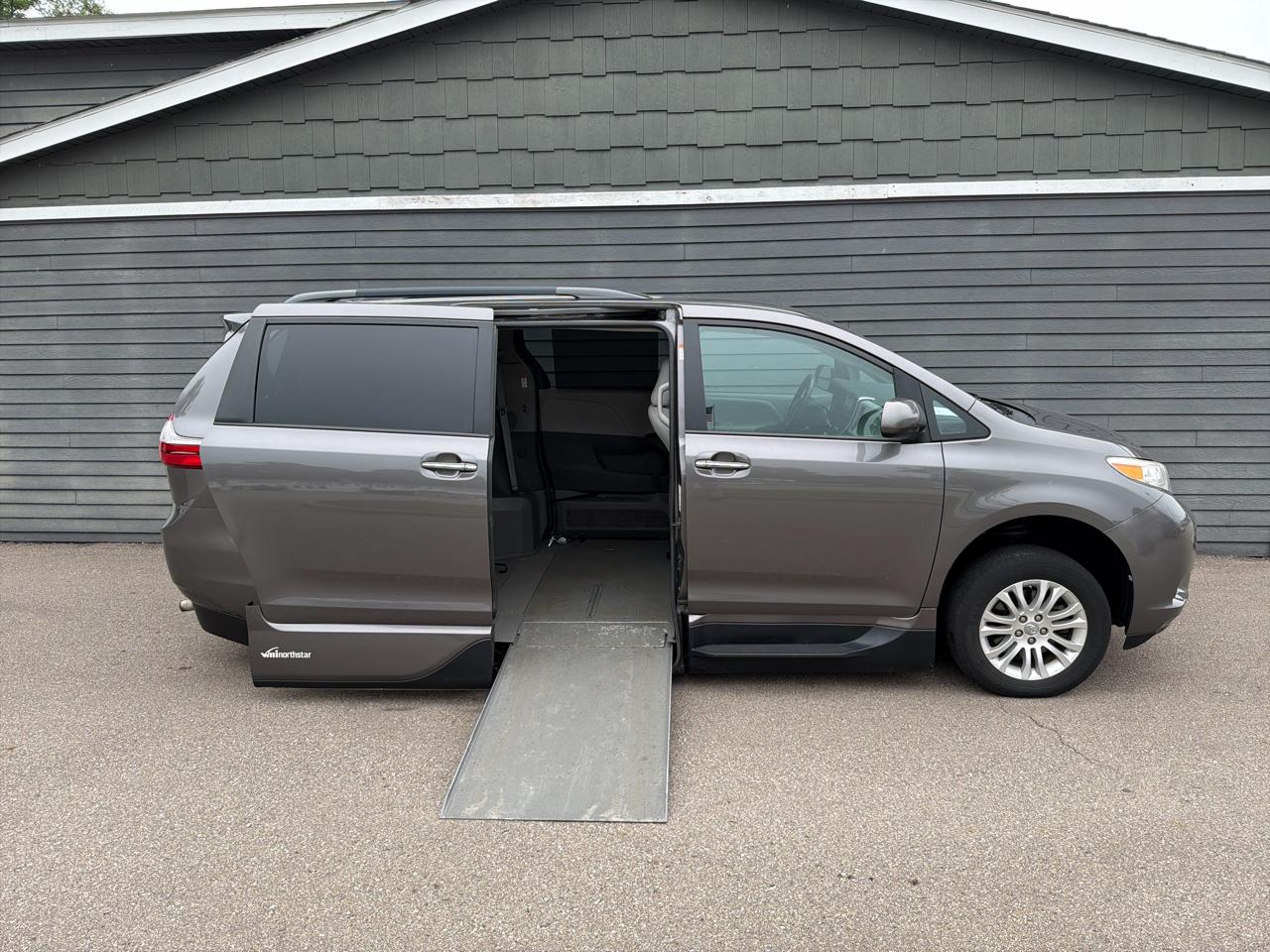 Toyota Sienna XLE Auto Access Seat FWD 7-Passenger (Natl) 2017